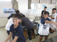 吸う空気を集めている人たち（ノリノリです♪）