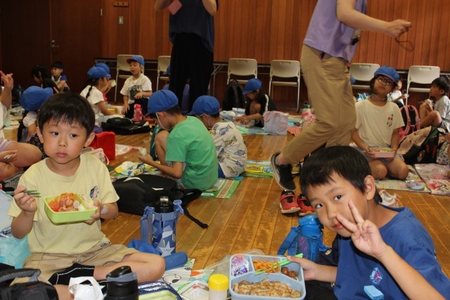 室内でお弁当を食べている様子