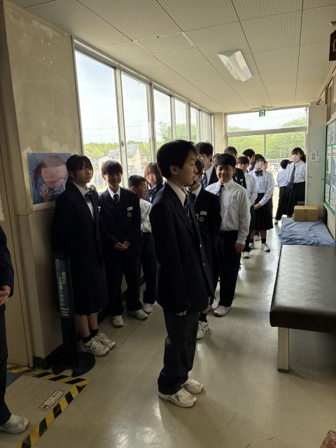 静かに待ってます