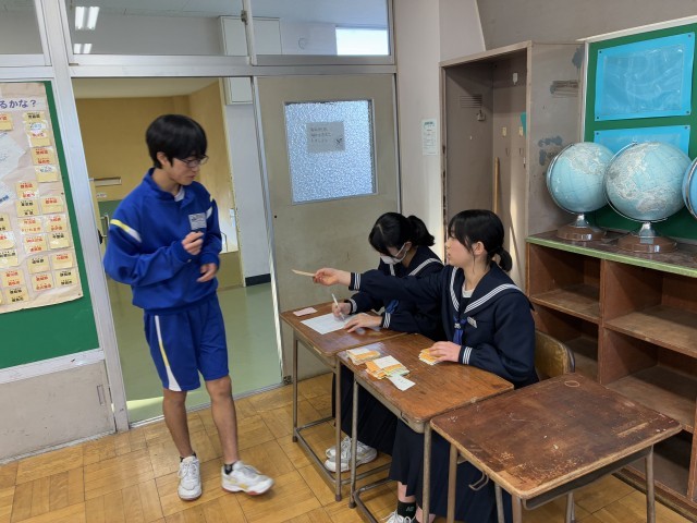 投票用紙を受け取ります