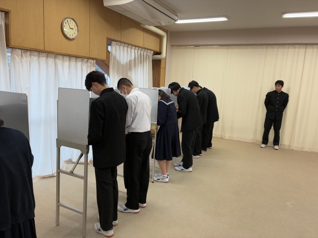 投票用紙に記入します