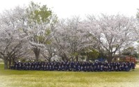 桜の木の下で全体写真