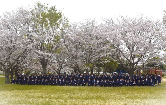 桜の木の下で全体写真