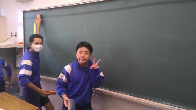 ３年１組黒板掃除