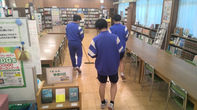 図書室掃除男子